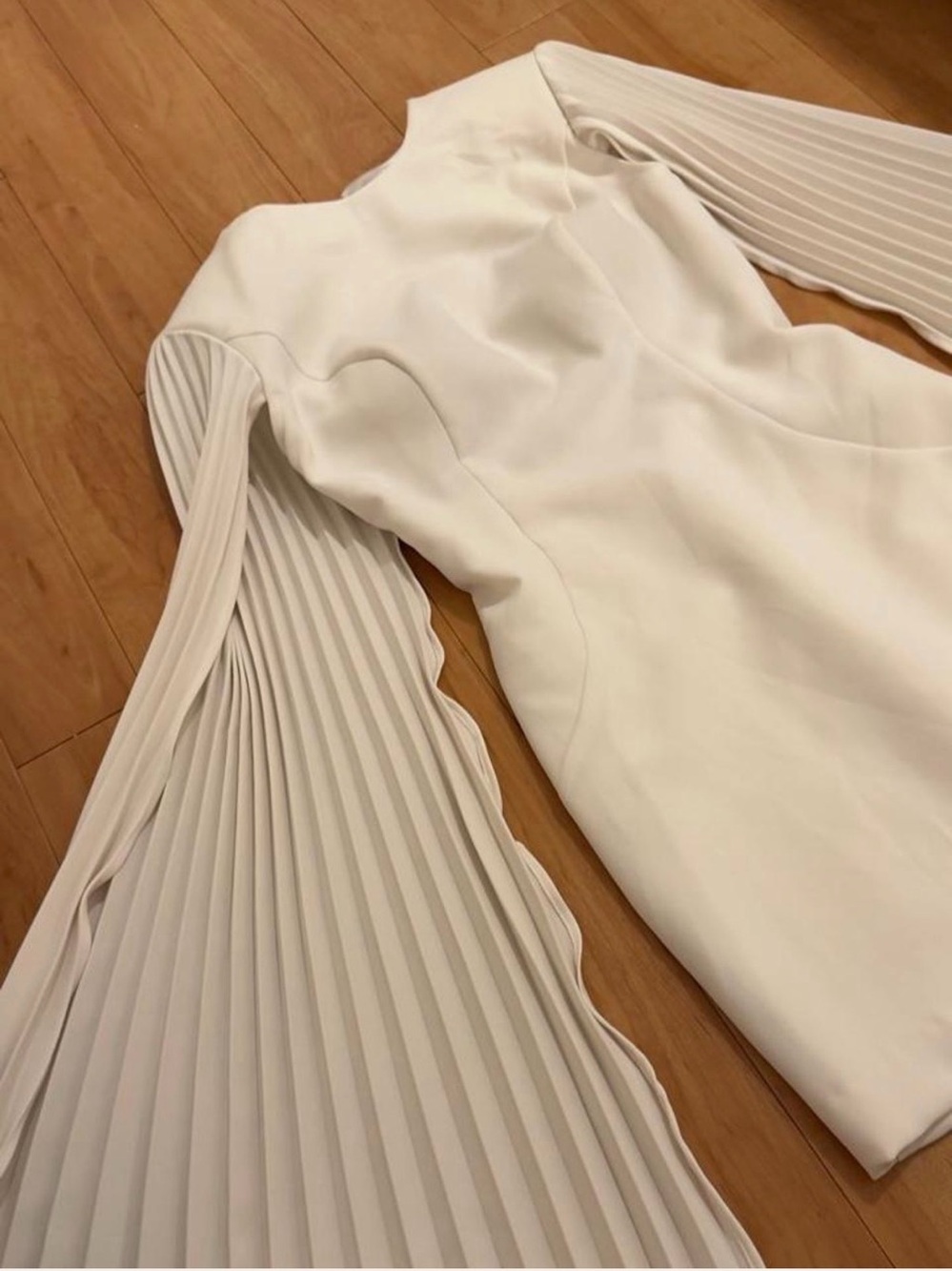 White Jovani dress with pleated sleeves, like a cap almost. And it has open back - Picture 3 of 8